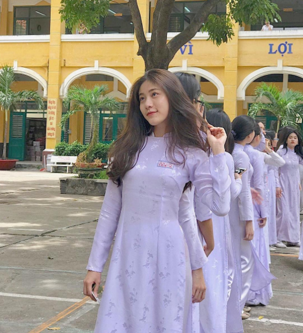 Con gái Việt vẫn xinh đẹp và dịu dàng nhất khi mặc áo dài trắng!
