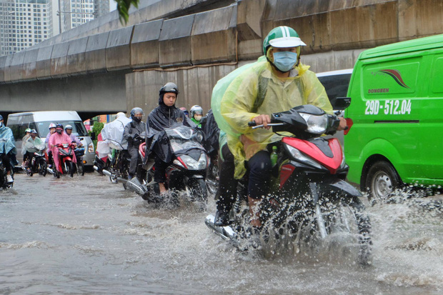 Người dân từ các tỉnh đổ về Thủ đô chật vật di chuyển trong mưa lớn sau kì nghỉ lễ kéo dài - Ảnh 2.