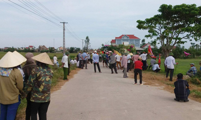 Mẹ trẻ &ocirc;m con nhảy cầu: B&agrave; ngoại ngất lịm trong đ&aacute;m tang - Ảnh 4.