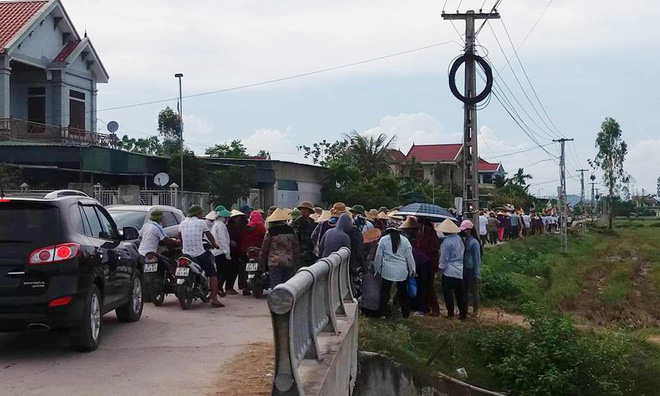 Mẹ trẻ &ocirc;m con nhảy cầu: B&agrave; ngoại ngất lịm trong đ&aacute;m tang - Ảnh 5.