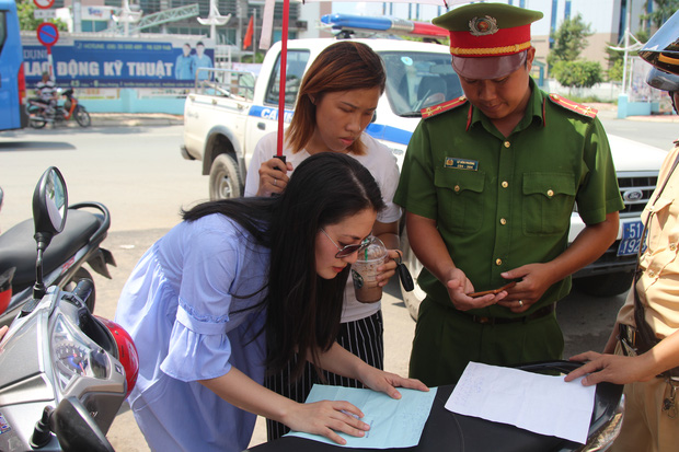 Diễn viên Ngọc Lan ký biên bản xử phạt vi phạm giao thông.