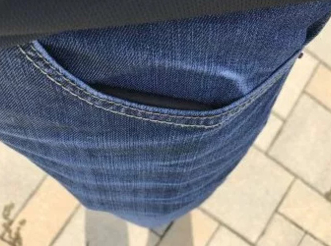 Bài thử nghiệm xem iPhone X có đút vừa túi quần jean hay không - Ảnh 1.