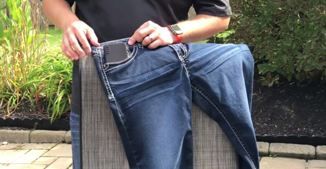 Bài thử nghiệm xem iPhone X có đút vừa túi quần jean hay không - Ảnh 2.