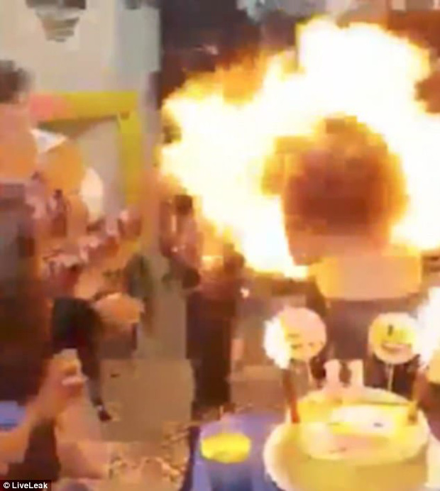Đang háo hức được thổi nến sinh nhật, bé gái bỗng biến thành quả cầu lửa vì trò đùa của người thân - Ảnh 2.