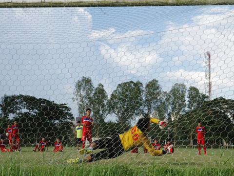 Văn Hậu chấn thương nhẹ, U18 Việt Nam luyện sút penalty - Ảnh 1.