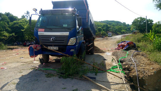 Bố mẹ ngăn cản thi công, con gái lao ra can ngăn bị xe ben cán chết - Ảnh 2.