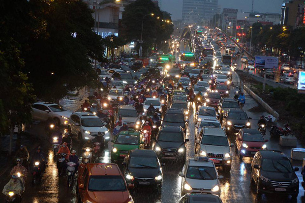 Chùm ảnh: Ảnh hưởng của bão số 10, người Hà Nội vội vã về nhà trong cơn mưa lớn - Ảnh 1.