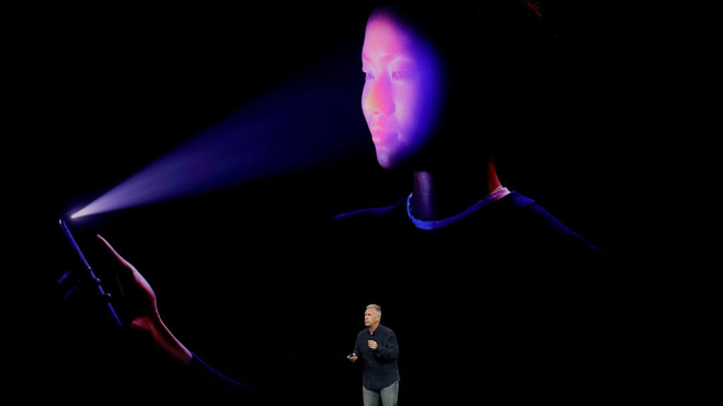 Phó Chủ tịch Apple gợi ý cách xử lý khi chẳng may bị trộm mở khóa iPhone X bằng khuôn mặt của người dùng - Ảnh 1.