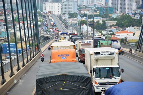 Tài xế mắc võng ngủ vì hàng trăm xe chôn chân trên cầu Phú Mỹ hơn 5 giờ - Ảnh 1.