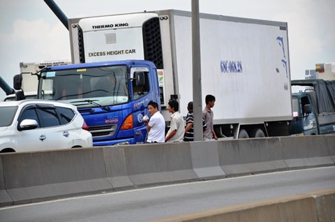 Tài xế mắc võng ngủ vì hàng trăm xe chôn chân trên cầu Phú Mỹ hơn 5 giờ - Ảnh 2.