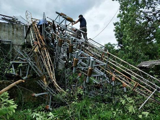 Thêm ăng-ten phát thanh, truyền hình cao 60 m bị bão đánh đổ - Ảnh 1.