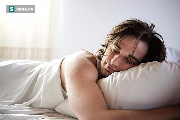 Tư thế ngủ ảnh hưởng đến khả năng tình dục của nam giới: Ngủ thế nào là tốt nhất? - Ảnh 1.