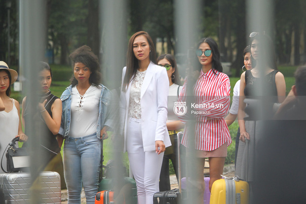 Nhan sắc khi chưa photoshop của Hoàng Thùy cùng dàn thí sinh Hoa hậu Hoàn vũ Việt Nam giữa trưa nắng - Ảnh 2.