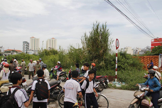 Phát hiện thi thể bé trai sơ sinh quấn trong chăn ở vùng ven Sài Gòn - Ảnh 1.