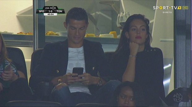 Ronaldo đã bí mật cầu hôn Georgina bằng một chiếc nhẫn kim cương đắt tiền? - Ảnh 1.