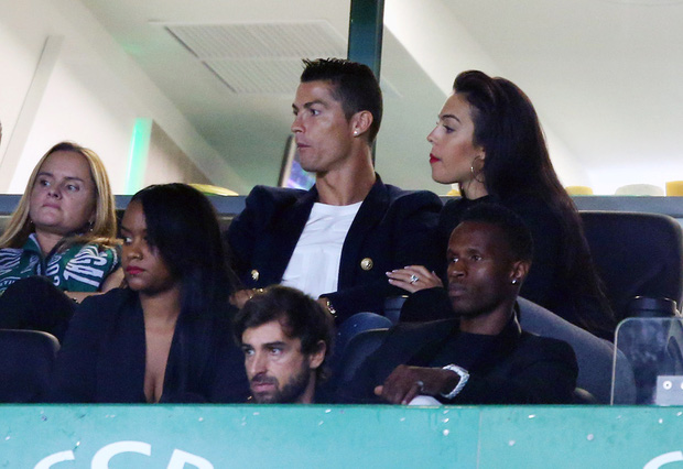 Ronaldo đã bí mật cầu hôn Georgina bằng một chiếc nhẫn kim cương đắt tiền? - Ảnh 2.