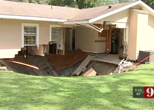 Sau trận bão kinh hoàng, một căn nhà bị hố sâu khổng lồ rộng 7,2m, sâu 4,5m nuốt chửng - Ảnh 1.