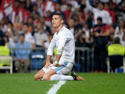 Ronaldo đòi tăng lương để cạnh tranh với Messi - Ảnh 1.