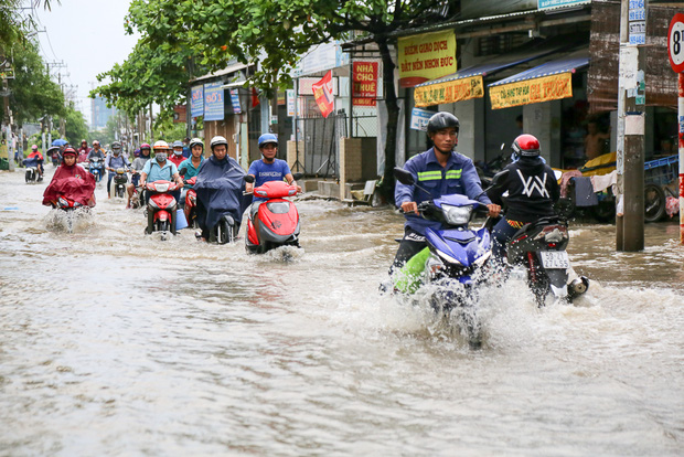 Gần 3km đường biến thành sông vì triều cường, ô tô “quật” trẻ em té ngã giữa dòng nước ở Sài Gòn - Ảnh 1.