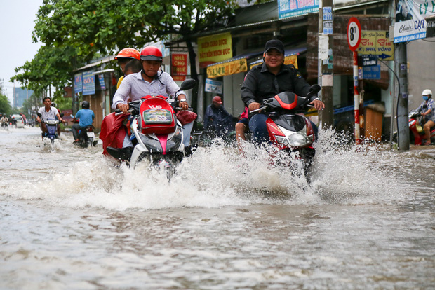 Gần 3km đường biến thành sông vì triều cường, ô tô “quật” trẻ em té ngã giữa dòng nước ở Sài Gòn - Ảnh 2.