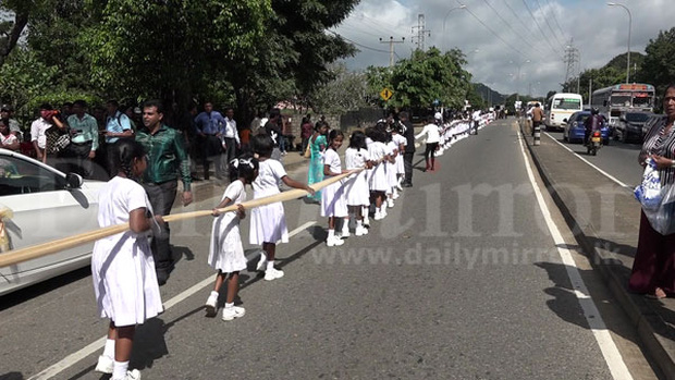 Bắt 250 em nhỏ bỏ học cầm đuôi váy cưới dài 3,2 km, cô dâu bị cảnh sát điều tra vì vi phạm quyền trẻ em - Ảnh 2.