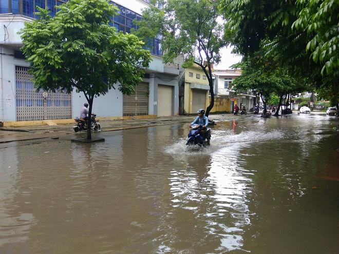 Chiều nay Hà Nội mưa lớn giờ tan tầm, nguy cơ ngập nhiều phố - Ảnh 1.