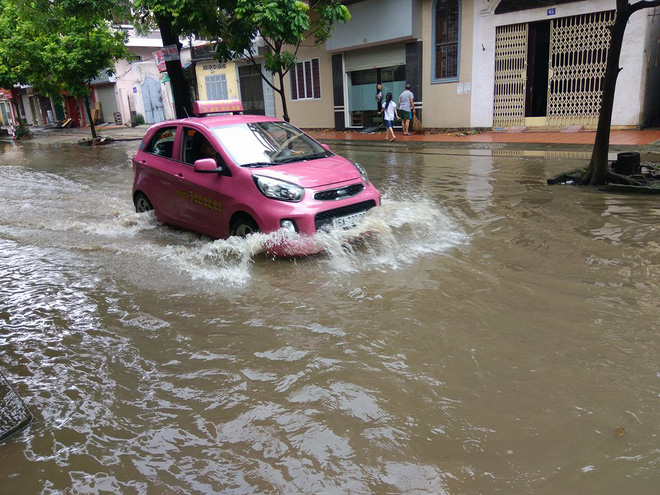 Chiều nay Hà Nội mưa lớn giờ tan tầm, nguy cơ ngập nhiều phố - Ảnh 2.