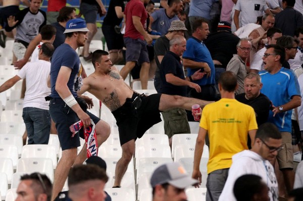 Hooligan Nga chờ ‘làm thịt’ fan Man Utd - Ảnh 2.