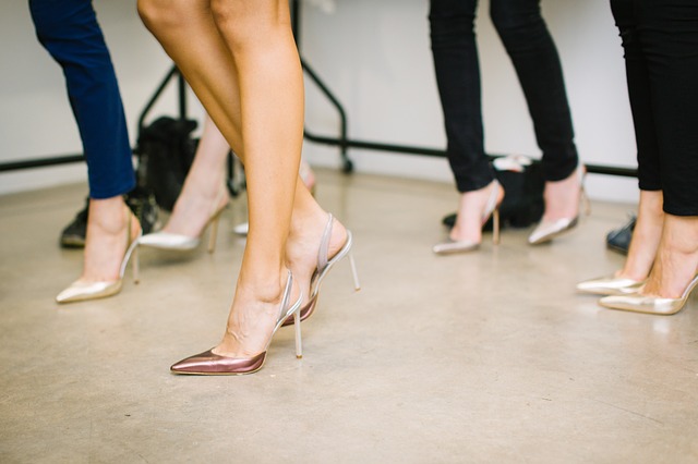 Philippines cấm bắt buộc nữ nhân viên phải mang giày cao gót tại công sở - Ảnh 1.