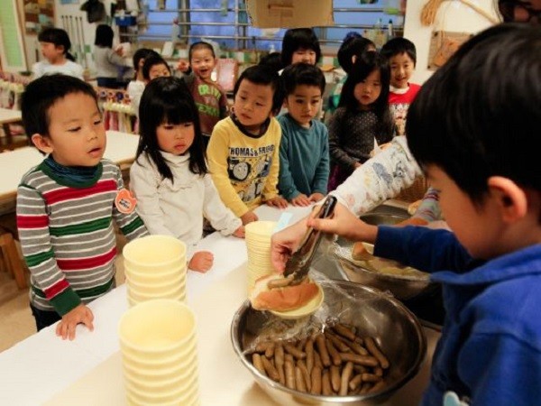 Nhìn cách trẻ em Nhật Bản sang đường, cha mẹ Việt Nam học được điều gì? - Ảnh 4.