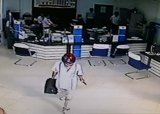 Camera ghi cảnh kẻ bịt mặt, cầm súng xông vào cướp ngân hàng giữa ban ngày - Ảnh 2.