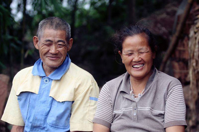 Bà làm đôi mắt cho ông, ông làm đôi chân cho bà - chuyện tình cái giỏ khiến mọi người không khỏi xúc động - Ảnh 1.