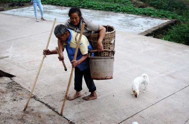 Bà làm đôi mắt cho ông, ông làm đôi chân cho bà - chuyện tình cái giỏ khiến mọi người không khỏi xúc động - Ảnh 3.