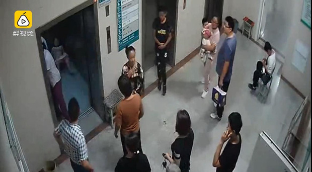 Trở dạ quá nhanh, sản phụ sinh con ngay trên sàn thang máy bệnh viện - Ảnh 2.