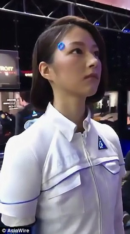 Nữ người mẫu robot quá giống thực khiến du khách phải bối rối vì lẫn lộn - Ảnh 3.