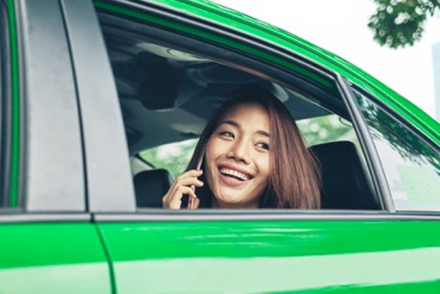 Hiệp hội Taxi Hà Nội kiến nghị dừng Uber, Grab - Ảnh 1.