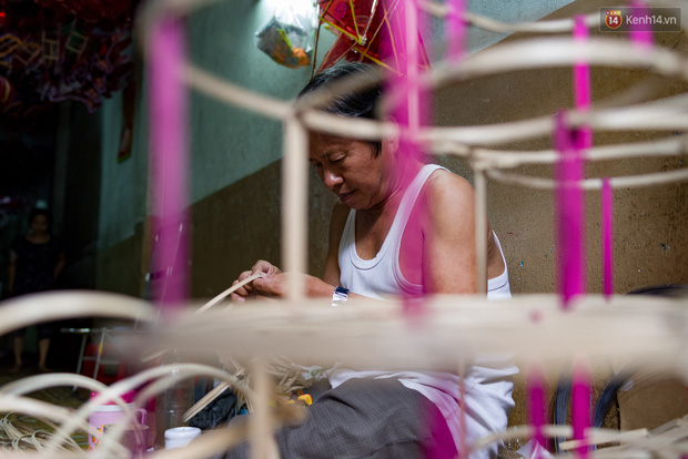 Chùm ảnh: Xóm lồng đèn giấy kính truyền thống ở Sài Gòn tất bật mùa Trung thu - Ảnh 2.