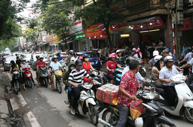 Hà Nội: Phố Thụy Khuê tắc nghẽn vì dòng người ùn ùn đổ về mua bánh Trung thu gia truyền - Ảnh 2.