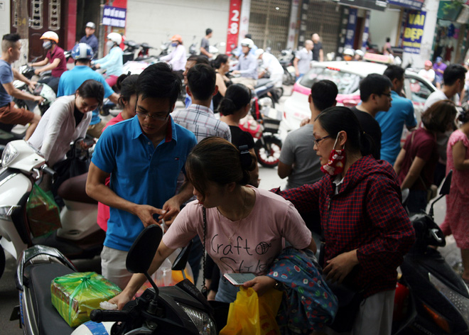 Hà Nội: Phố Thụy Khuê tắc nghẽn vì dòng người ùn ùn đổ về mua bánh Trung thu gia truyền - Ảnh 3.