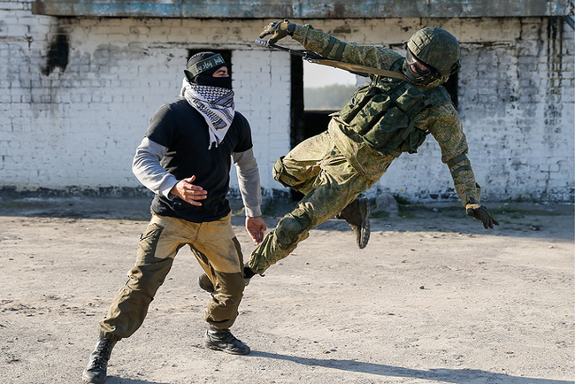 Xem lính thủy quân lục chiến Nga phô diễn tuyệt kỹ chống khủng bố - Ảnh 8.