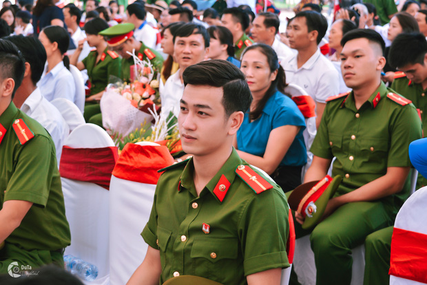 Chàng thiếu úy mới tốt nghiệp Học viên Cảnh sát Nhân dân điển trai như Idol - Ảnh 2.