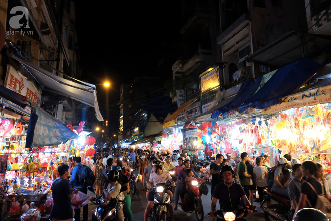  Muôn màu cuộc sống trên phố đèn lồng nổi tiếng nhất Sài Gòn - Ảnh 1.