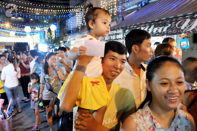  Muôn màu cuộc sống trên phố đèn lồng nổi tiếng nhất Sài Gòn - Ảnh 2.