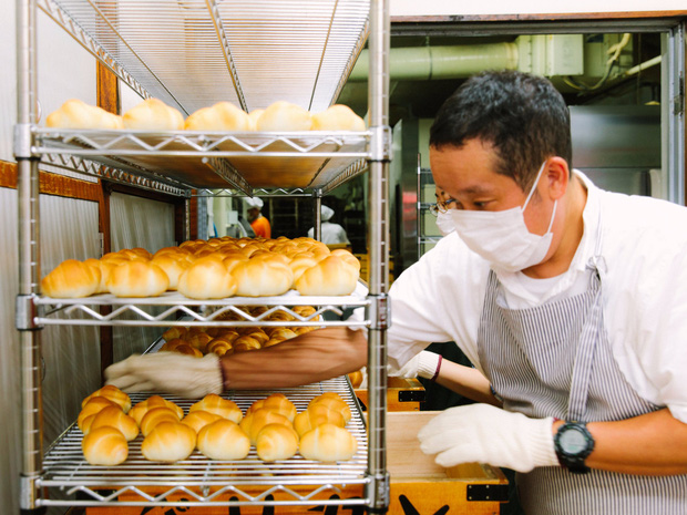 Có gì tại tiệm bánh mì Nhật Bản, hoạt động 74 năm và chỉ bán 2 loại bánh nhưng vẫn nườm nượp khách? - Ảnh 1.