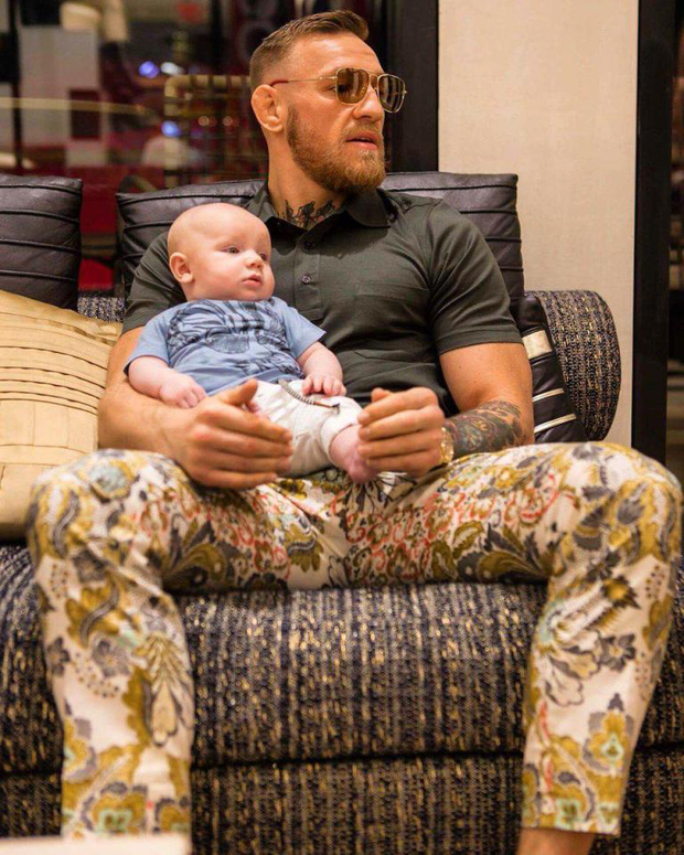 Mới 5 tháng tuổi, con trai McGregor đã được huấn luyện để trở thành boxer - Ảnh 1.