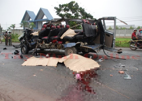 Vụ tai nạn ở Tây Ninh: Chiếc xe khách bị biến dạng hoàn toàn.