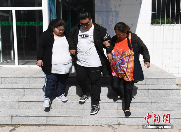 Trung Quốc: Con trai gần như bị mù vì béo phì, gia đình ngàn cân đành rủ nhau dạt nhà giảm béo - Ảnh 1.