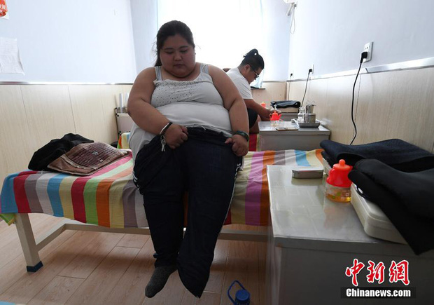 Trung Quốc: Con trai gần như bị mù vì béo phì, gia đình ngàn cân đành rủ nhau dạt nhà giảm béo - Ảnh 2.