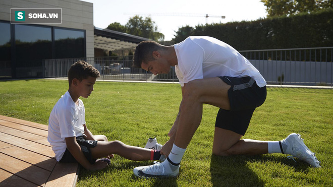 Cristiano Ronaldo: 26 năm, siêu sao ấy mới hài lòng với thông điệp 4 chữ khắc trong giày - Ảnh 5.