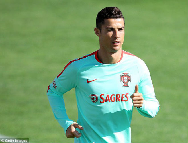 Ronaldo bán Quả bóng vàng 18 tỷ đồng, vượt vua Pele thành huyền thoại  - Ảnh 2.